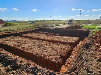 Début des Travaux de terrassement pour la Maison de Ousmane et Hawa sur la commune de  Pierres (28130)