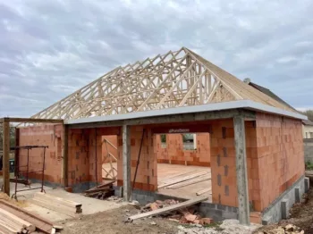 ✨ Avancement du chantier de Denis et Asuncion à Marville-Moutiers-Brûlé (28500) : La charpente prend forme ! 🏡✨